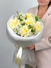 Букет из 5 кремовых роз Candlelight с белой альстромерией
