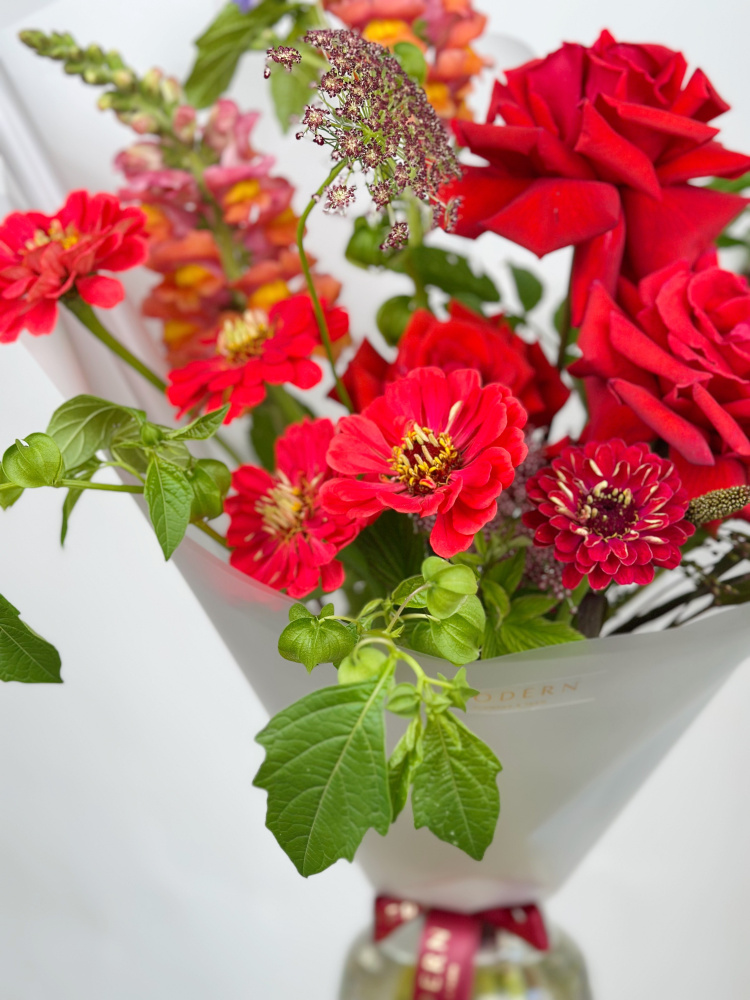 ЯРКИЙ БУКЕТ С ФРАНЦУЗСКОЙ РОЗОЙ ЯРКИЙ БУКЕТ С ФРАНЦУЗСКОЙ РОЗОЙ