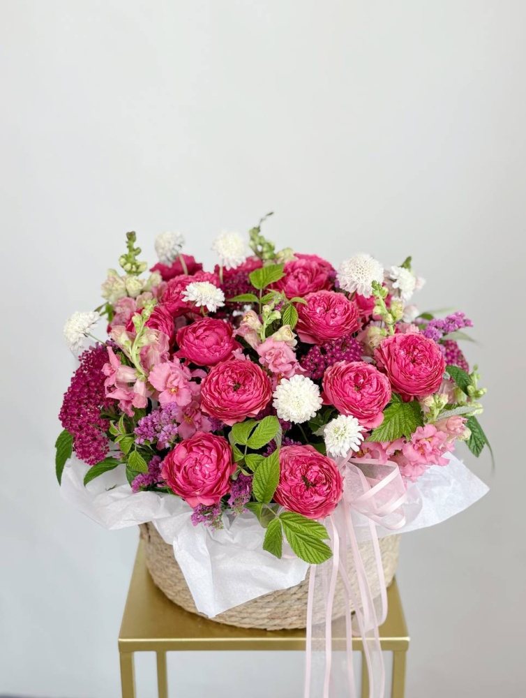 БОЛЬШАЯ КОРЗИНА С ПИОНОВИДНОЙ РОЗОЙ БОЛЬШАЯ КОРЗИНА С ПИОНОВИДНОЙ РОЗОЙ