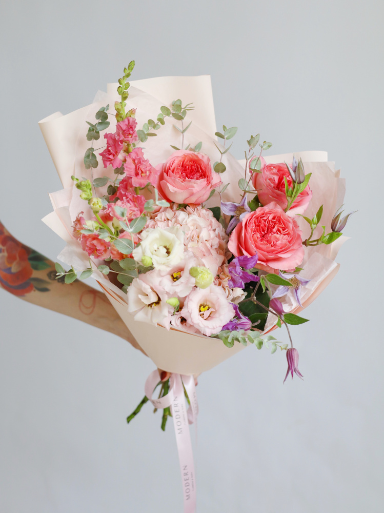 БУКЕТ С ГОРТЕНЗИЕЙ, КЛЕМАТИСОМ И ПИОНОВИДНОЙ РОЗОЙ