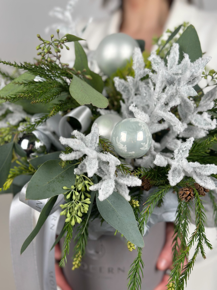 КОМПОЗИЦИЯ ИЗ ХВОИ И ЭВКАЛИПТА В ШЛЯПНОЙ КОРОБКЕ