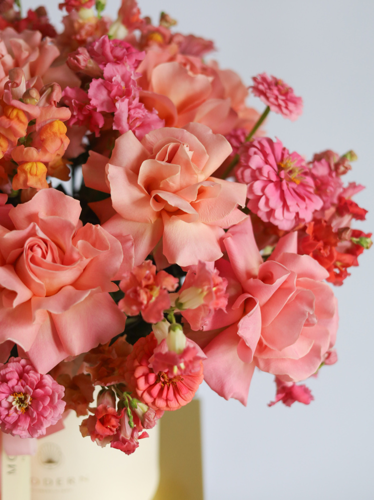 БОЛЬШАЯ КОМПОЗИЦИЯ В БАРХАТНОЙ КОРОБКЕ С ФРАНЦУЗСКИМИ РОЗАМИ, ЦИННИЕЙ И ЛЬВИНЫМ ЗЕВОМ БОЛЬШАЯ КОМПОЗИЦИЯ В БАРХАТНОЙ КОРОБКЕ С ФРАНЦУЗСКИМИ РОЗАМИ, ЦИННИЕЙ И ЛЬВИНЫМ ЗЕВОМ