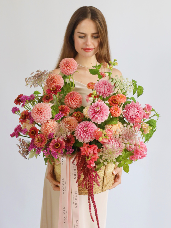 БОЛЬШАЯ КОРЗИНА С ГЕОРГИНАМИ, АМАРАНТОМ И ЦИННИЕЙ БОЛЬШАЯ КОРЗИНА С ГЕОРГИНАМИ, АМАРАНТОМ И ЦИННИЕЙ