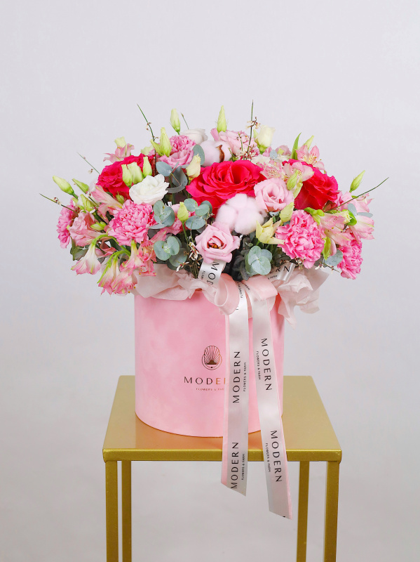 ПИОНОВИДНАЯ РОЗА, ЭУСТОМА, АЛЬСТРОМЕРИЯ В БАРХАТНОЙ ШЛЯПНОЙ КОРОБКЕ