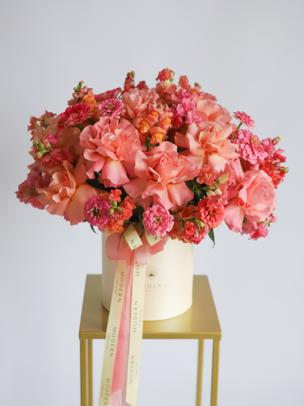 БОЛЬШАЯ КОМПОЗИЦИЯ В БАРХАТНОЙ КОРОБКЕ С ФРАНЦУЗСКИМИ РОЗАМИ, ЦИННИЕЙ И ЛЬВИНЫМ ЗЕВОМ БОЛЬШАЯ КОМПОЗИЦИЯ В БАРХАТНОЙ КОРОБКЕ С ФРАНЦУЗСКИМИ РОЗАМИ, ЦИННИЕЙ И ЛЬВИНЫМ ЗЕВОМ