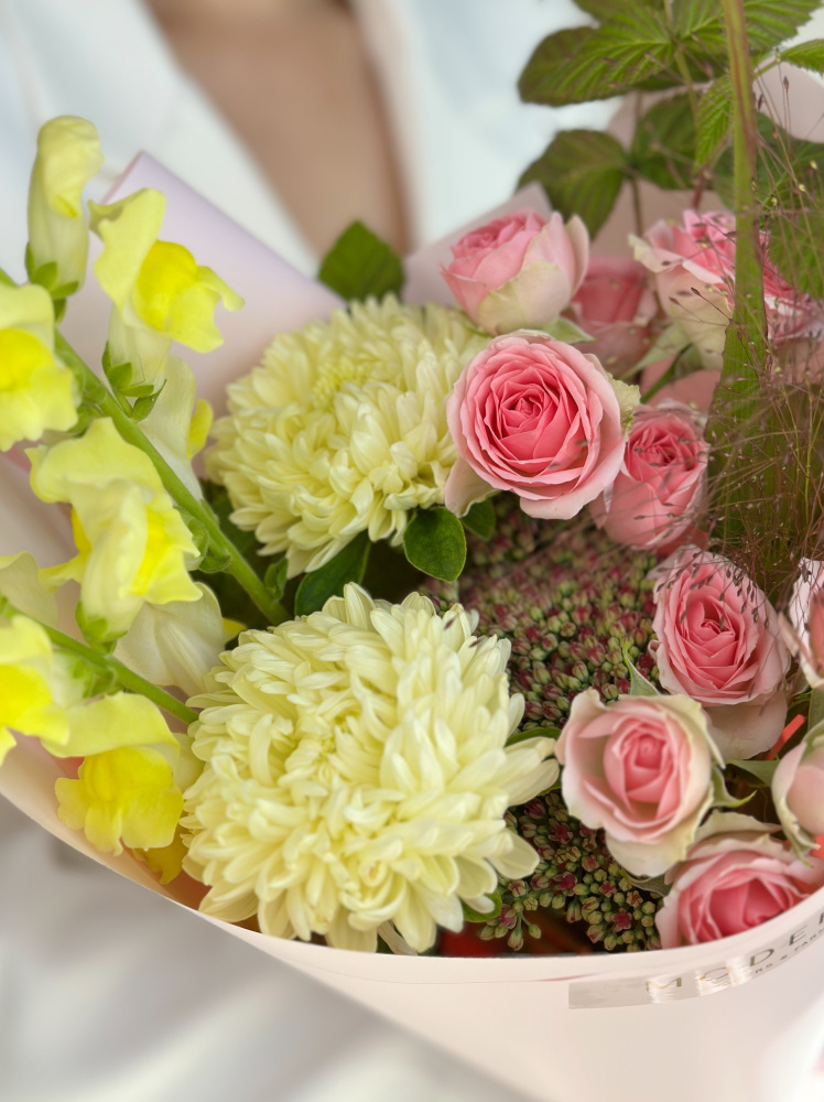 БУКЕТ С АСТРОЙ, КУСТОВОЙ РОЗОЙ И МАЛИНОЙ БУКЕТ С АСТРОЙ, КУСТОВОЙ РОЗОЙ И МАЛИНОЙ