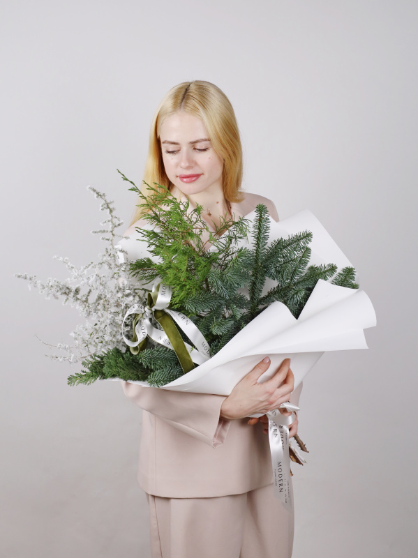 ХВОЙНАЯ ОХАПКА С ЗАСНЕЖЕННЫМ АСПАРАГУСОМ