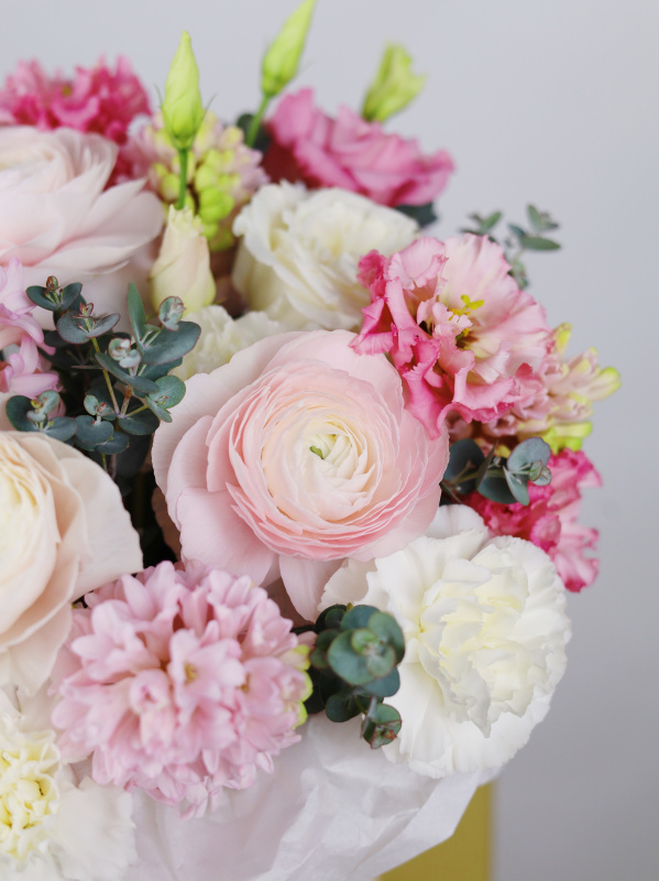 БУКЕТ С РАНУНКУЛЮСАМИ, ГИАЦИНТОМ И ЛИЗИАНТУСОМ В БАРХАТНОЙ КОРОБКЕ