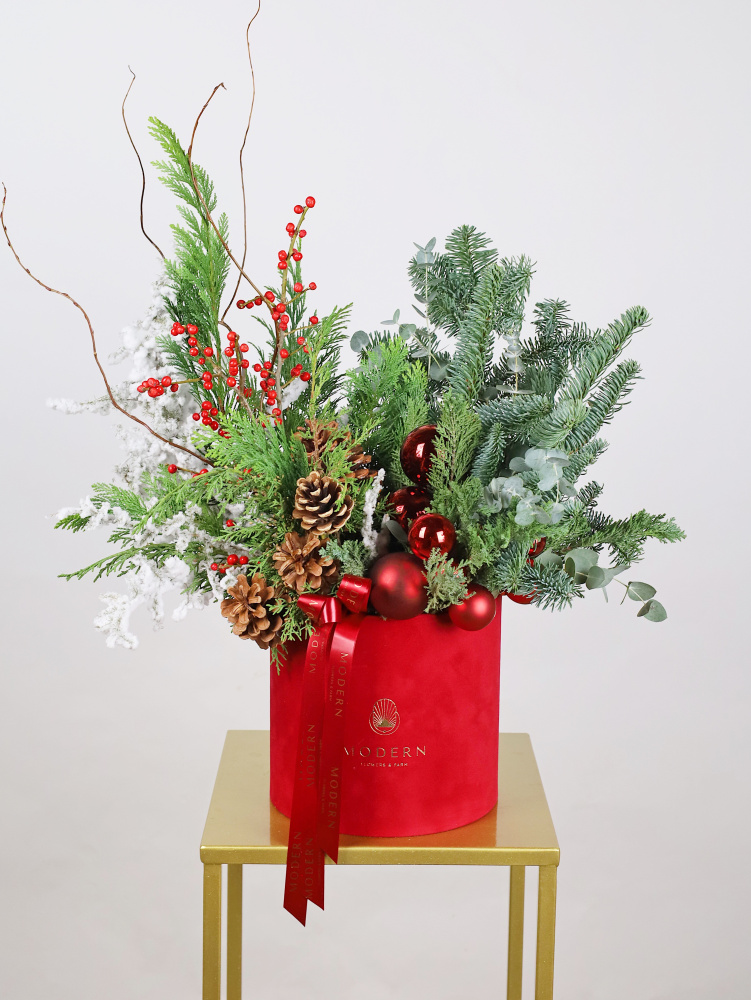 ТОРЖЕСТВЕННАЯ ХВОЙНАЯ КОМПОЗИЦИЯ В БАРХАТНОЙ КОРОБКЕ