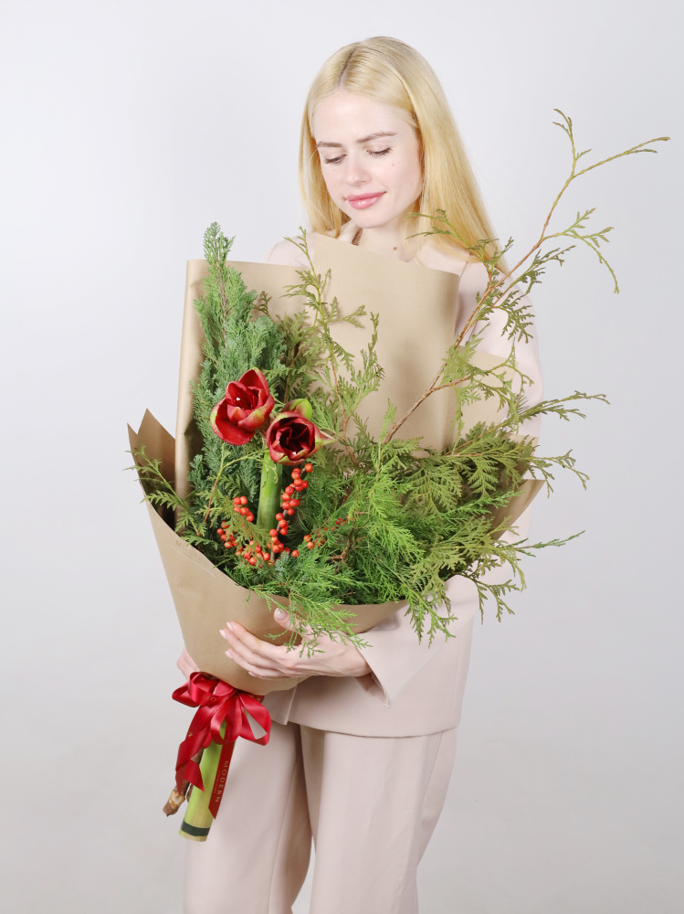 ХВОЙНЫЙ МИКС С ИЛЕКСОМ И АМАРИЛЛИСОМ