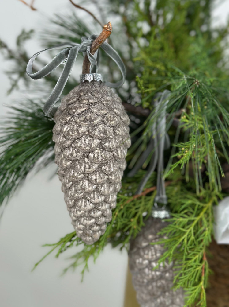 МИКС ХВОИ И ЗАСНЕЖЕННОГО АСПАРАГУСА В КОРЗИНЕ С ДЕКОРОМ